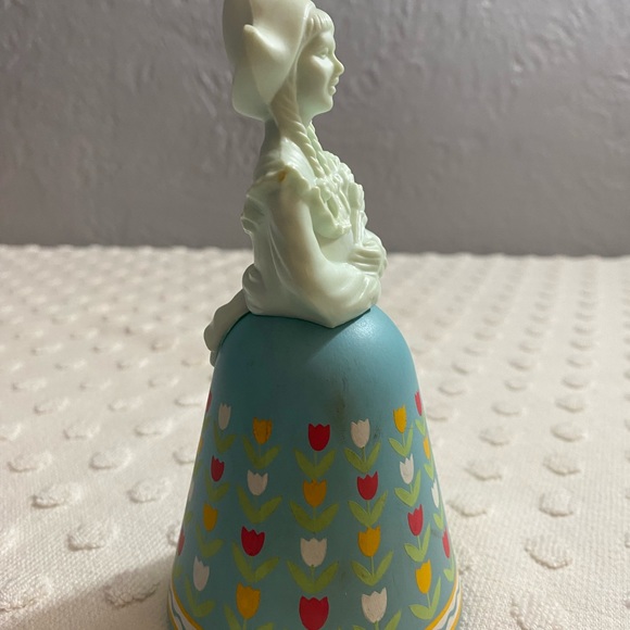 Vintage Avon Belles Of The World (32) Dutch Maid--Decanter Moonwind Cologne - Picture 8 of 10
